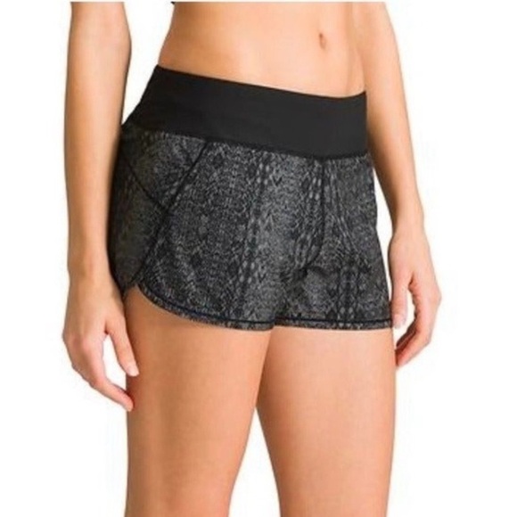 {Athleta} "Prima Pulse Printed 2.5" Shorts" Micro Mini Athletic Gym Travel - Picture 1 of 5